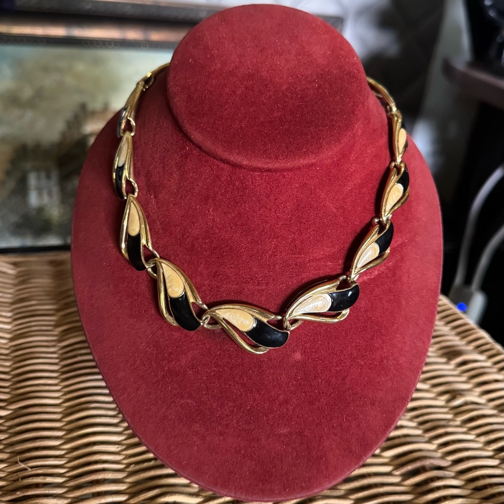 Vintage Trifari signed Gold Tone Leaf Link Choker Necklace 16”